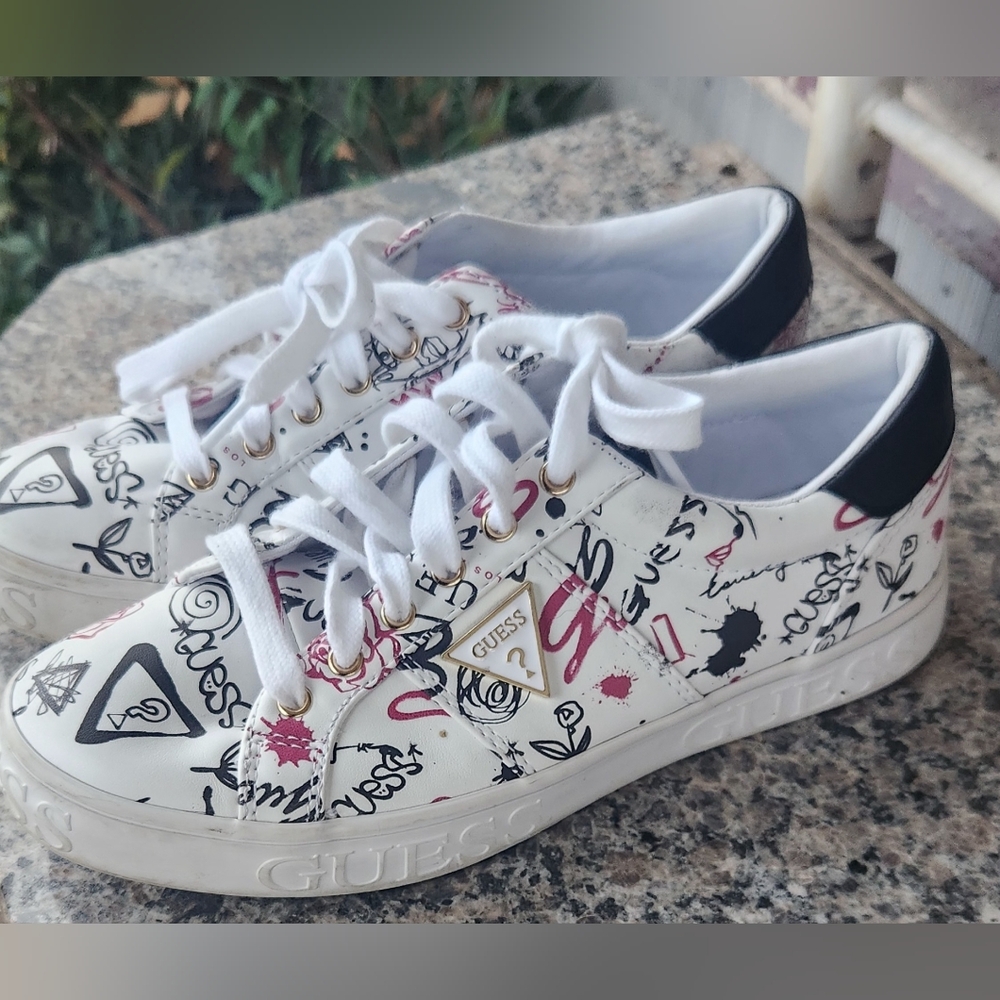 GUESS Women's White and Pink Graphic Sneakers Size 8